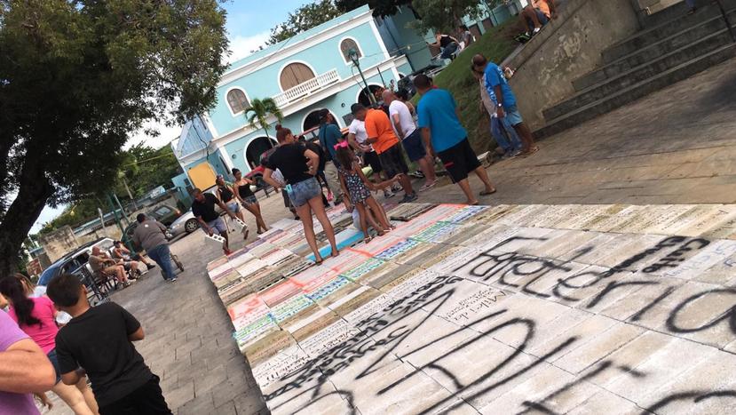 La foto muestra la fila de bloques que los viequenses llevaron hasta la plaza pública para exigir la construcción de un nuevo hospital en la isla municipio. (Suministrada)