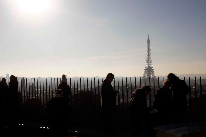 Turistas visitan la terraza del Arco del Triunfo en el día de su reapertura, en París, el 12 de diciembre de 2018. (AP)