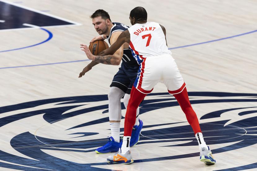 El esloveno Luka Doncic, de los Mavericks de Dallas, trata de quitarse de encima la defensa de Kevin Durant, de los Nets de Brooklyn.
