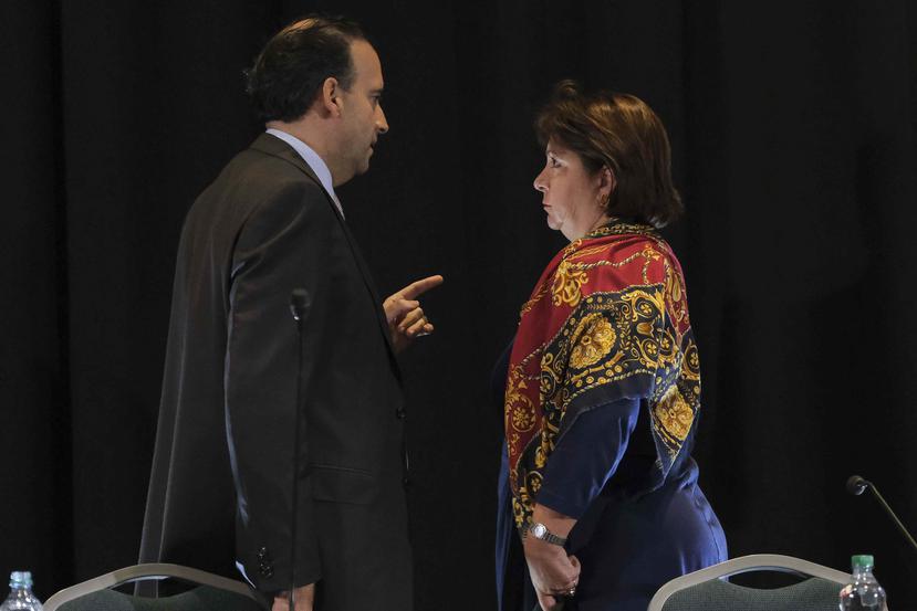 El presidente de la Junta de Supervisión Fiscal, José Carrión, junto a Natalie Jaresko, directora ejecutiva del ente fiscal, durante una audiencia pública en marzo de 2019. (GFR Media)