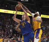 Nikola Jokic, de los Nuggets, tira al canasto contra Anthony Davis, de los Lakers.