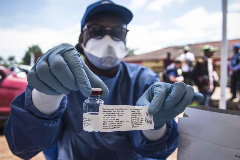 Un trabajador de la Organización Mundial de la Salud sostiene una vacuna experimental contra el ébola en Mbandaka, noroeste de la República Democrática del Congo, en el 2018. (EFE)