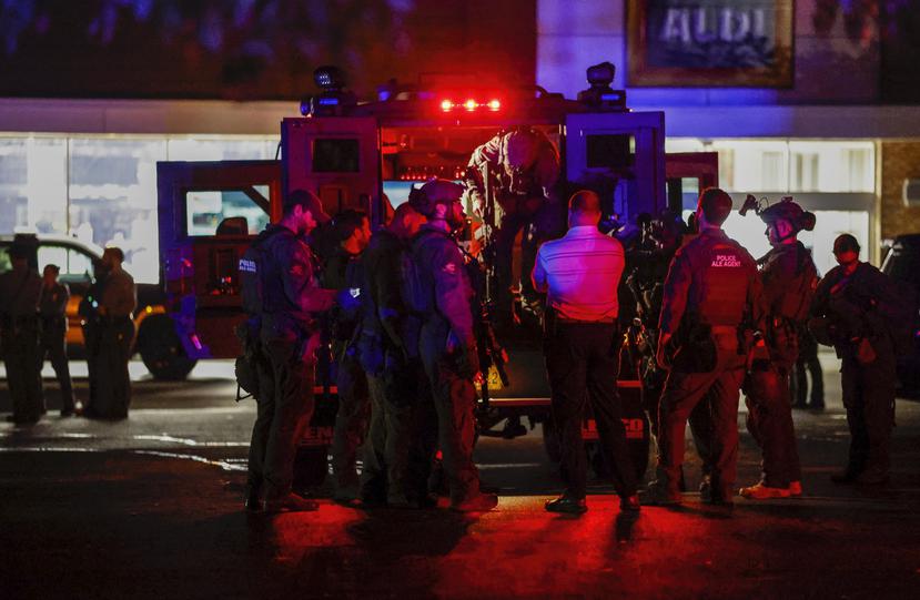 Oficiales se congregan alrededor de un vehículo blindado en el vecindario de Hedingham de Raleigh, donde comenzó el tiroteo múltiple del jueves en el que murieron cinco personas.