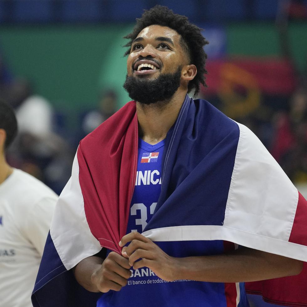 Karl Anthony-Towns celebra el pase de República Dominicana a la segunda ronda de la Copa del Mundo de FIBA.