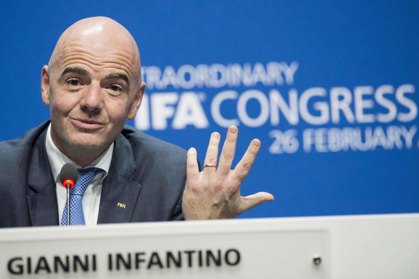 El nuevo presidente de la FIFA, Gianni Infantino, dialoga con periodistas tras su elección durante el Congreso Extraordinario de la FIFA en el Hallenstadion de Zúrich, Suiza. (EFE)