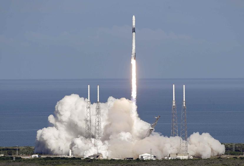 Un cohete Falcon 9 de SpaceX despega en la Estación de la Fuerza Aérea en Cabo Cañaveral, Florida. (AP)