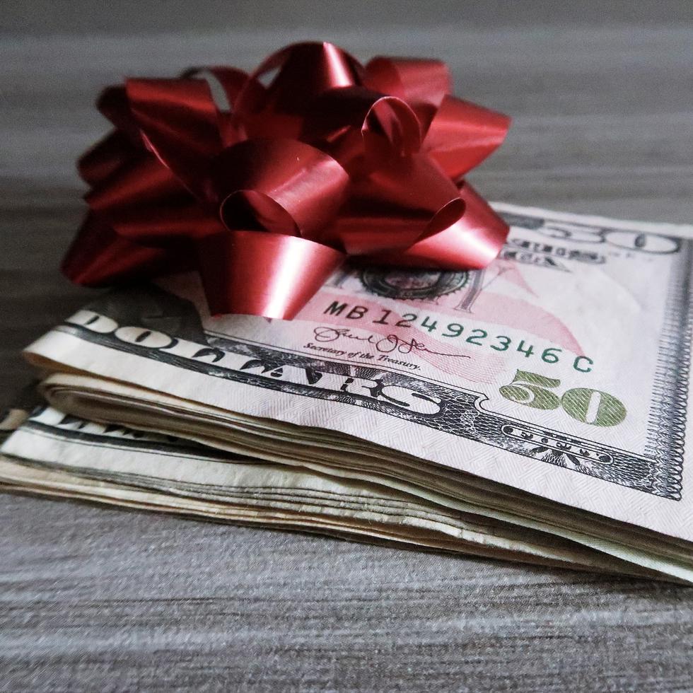 Todo maestro pensionado al 31 de julio de 2014 recibe un bono de Navidad de $200.