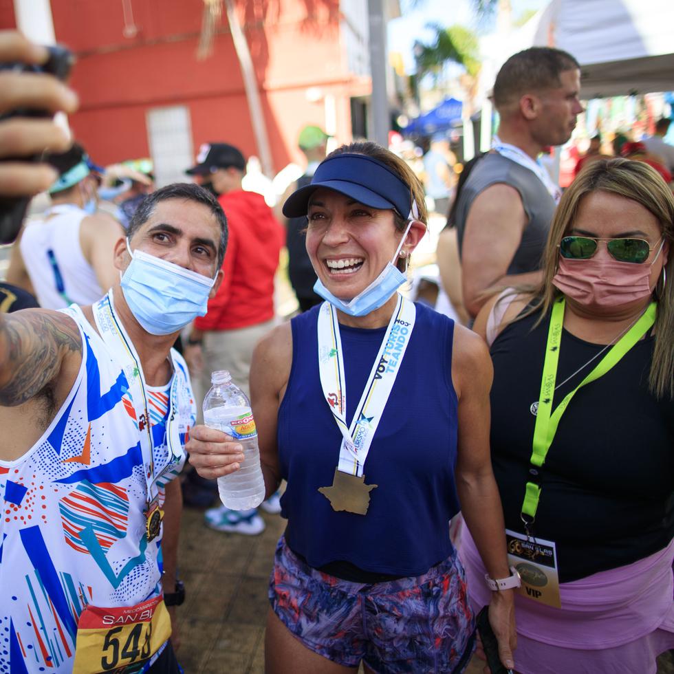 Un corredor se tira un selfie con la animadora Alexandra Fuentes, quien corrió el evento.