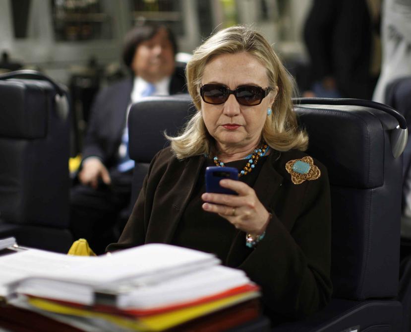 En esta foto de archivo tomada en octubre de 2011, Clinton verifica su Blackberry en el escritorio de un avión militar C-17 al salir de Malta.