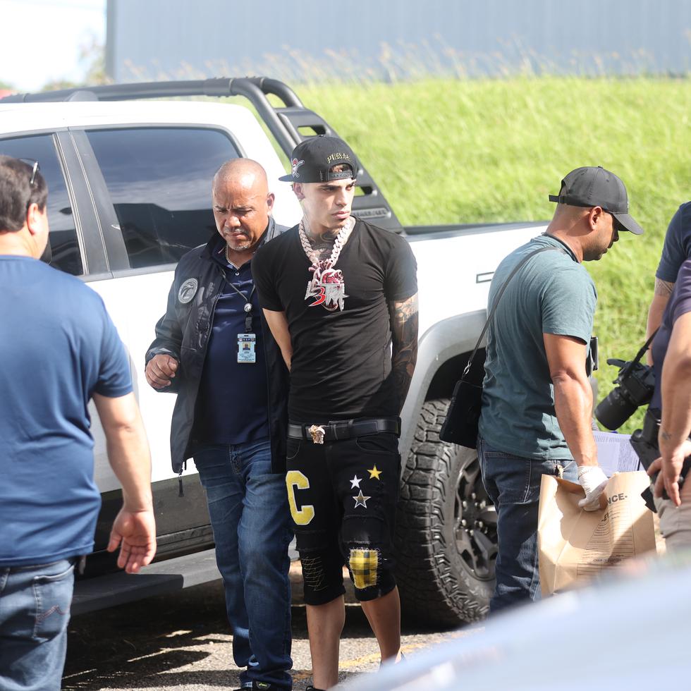 Raúl del Valle Robles, conocido como “Luar la L”, fue llevado hasta el su vehículo para presenciar el momento en que policías lo inspeccionaban.