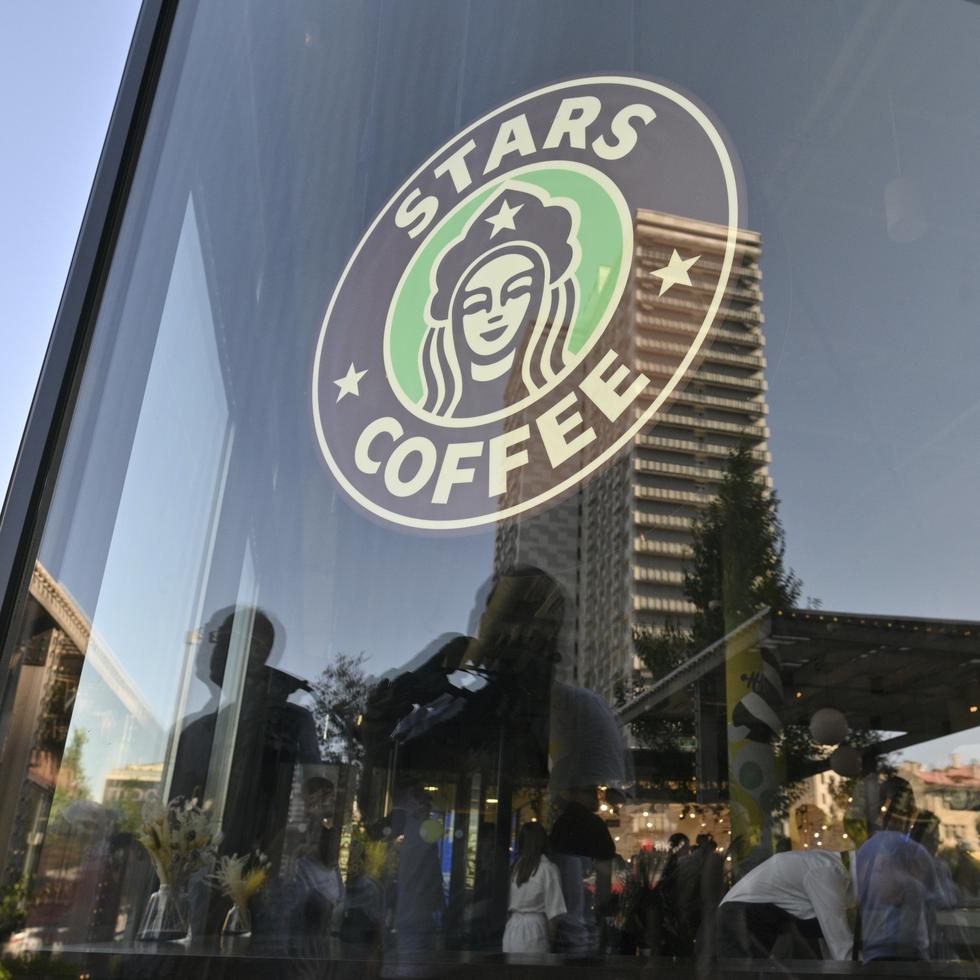 Un logo de la cafetería Stars Coffee en un exlocal de la cadena Starbucks en Moscú.