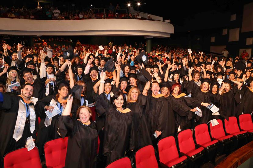 Cientos de estudiantes celebran en la primera graduación como Universidad de la CCU