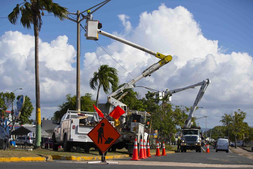 Personal técnico de la Autoridad de Energía Eléctrica labora en restablecer el servicio eléctrico, informó la corporación pública.