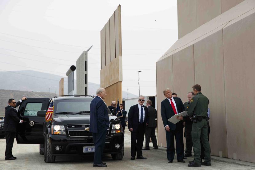 El presidente Donald Trump inspecciona los trabajos de construcción del muro fronterizo con México. (AP / Evan Vucci)
