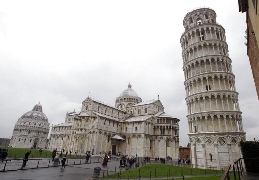 La Torre de Pisa se encuentra ubicada junto a la catedral de Santa María Asunta en la Plaza de los Milagros. (AP)