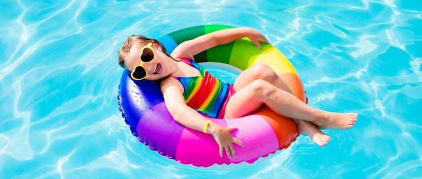 Los químicos de la piscina pueden irritar y resecar la piel, empeorándola. (Shutterstock)