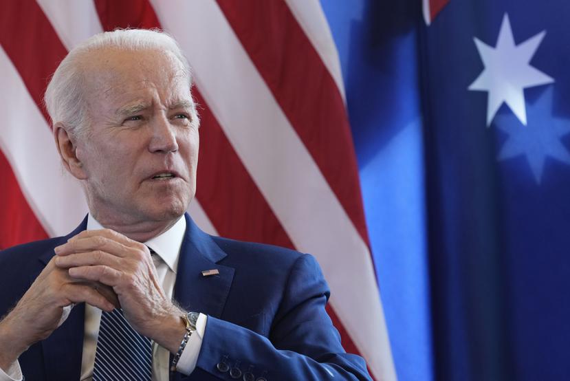 El presidente de Estados Unidos, Joe Biden, responde preguntas sobre el límite de deuda de Estados Unidos antes de una reunión bilateral con el primer ministro de Australia, Anthony Albanese, en un aparte de la cumbre del G7 en Hiroshima, Japón, el sábado 20 de mayo de 2023. (AP Foto/Susan Walsh)