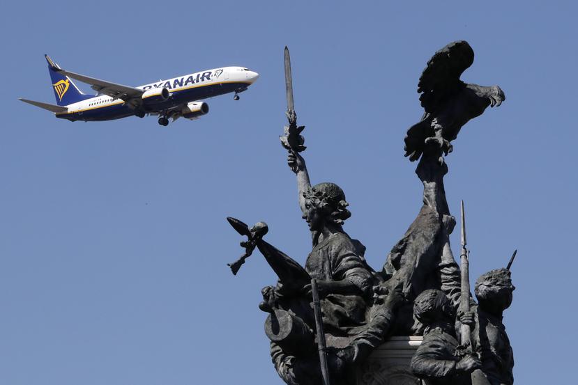 Un avión de Ryanair que se acerca al aeropuerto de Lisboa sobrevuela un monumento a los héroes de la Guerra de la Independencia Española, en primer plano.