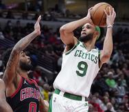 Derrick White, de los Celtics de Boston, tira al canasto ante la defensa del pívot Tristan Thompson, de los Bulls de Chicago.