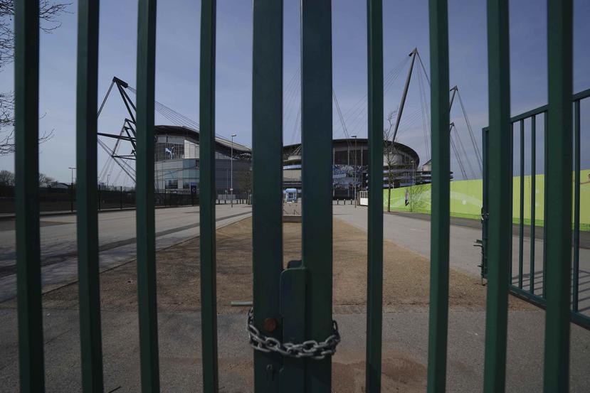Los portones cerrados del estadio Etihad del Manchester City, el jueves 9 de abril de 2020. (AP / Jon Super)