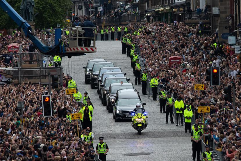 Miles de personas le dan el último adiós a la reina Elizabeth II a su llegada a Edimburgo.