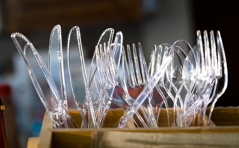 Los plásticos de un solo uso incluyen cubiertos, platos y sorbetos, ente otros artefactos.