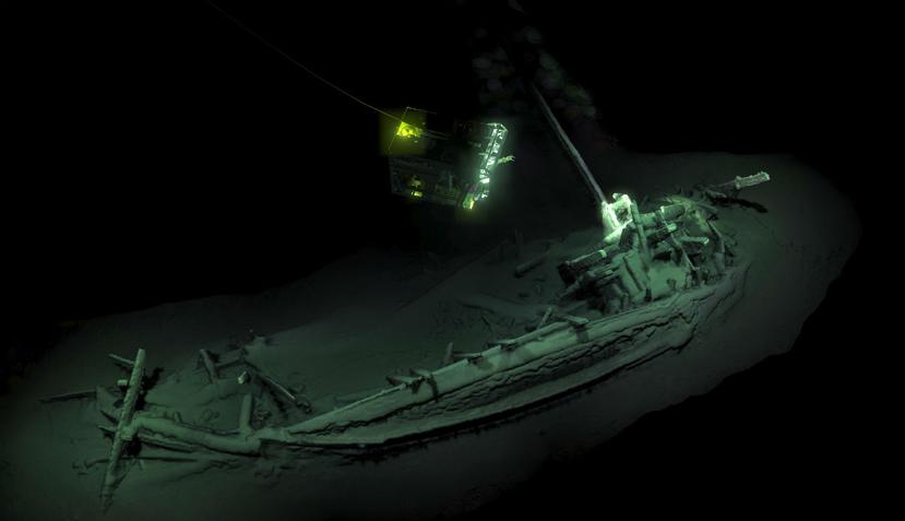 Fotografía que muestra el barco intacto más antiguo del mundo, encontrado durante una expedición en la costa búlgara del Mar Negro (EFE).