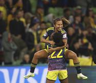 La colombiana Leicy Santos, arriba, y su compañera Daniela Caracas celebran tras la victoria 1-0 ante Jamaica.