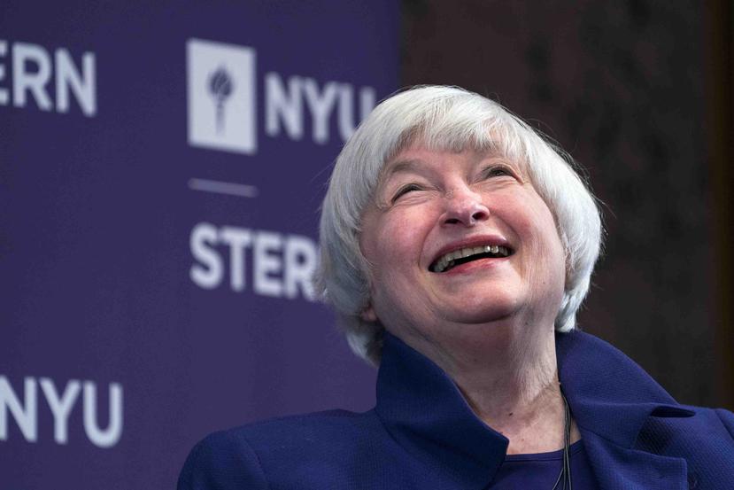 La presidenta de la Reserva Federal (Fed), Janet Yellen, comparte un momento liviano mientras participa en una conferencia en la Escuela de Negocios Stern de la Universidad de Nueva York. (AP)