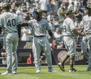 Los árbitros, a la izquierda, piden calma mientras el entrenador de tercera base de los White Sox de Chicago, Joe McEwing (99), segundo desde la derecha, detiene al campocorto, Tim Anderson (7), durante un partido de béisbol contra los Yankees de Nueva York.