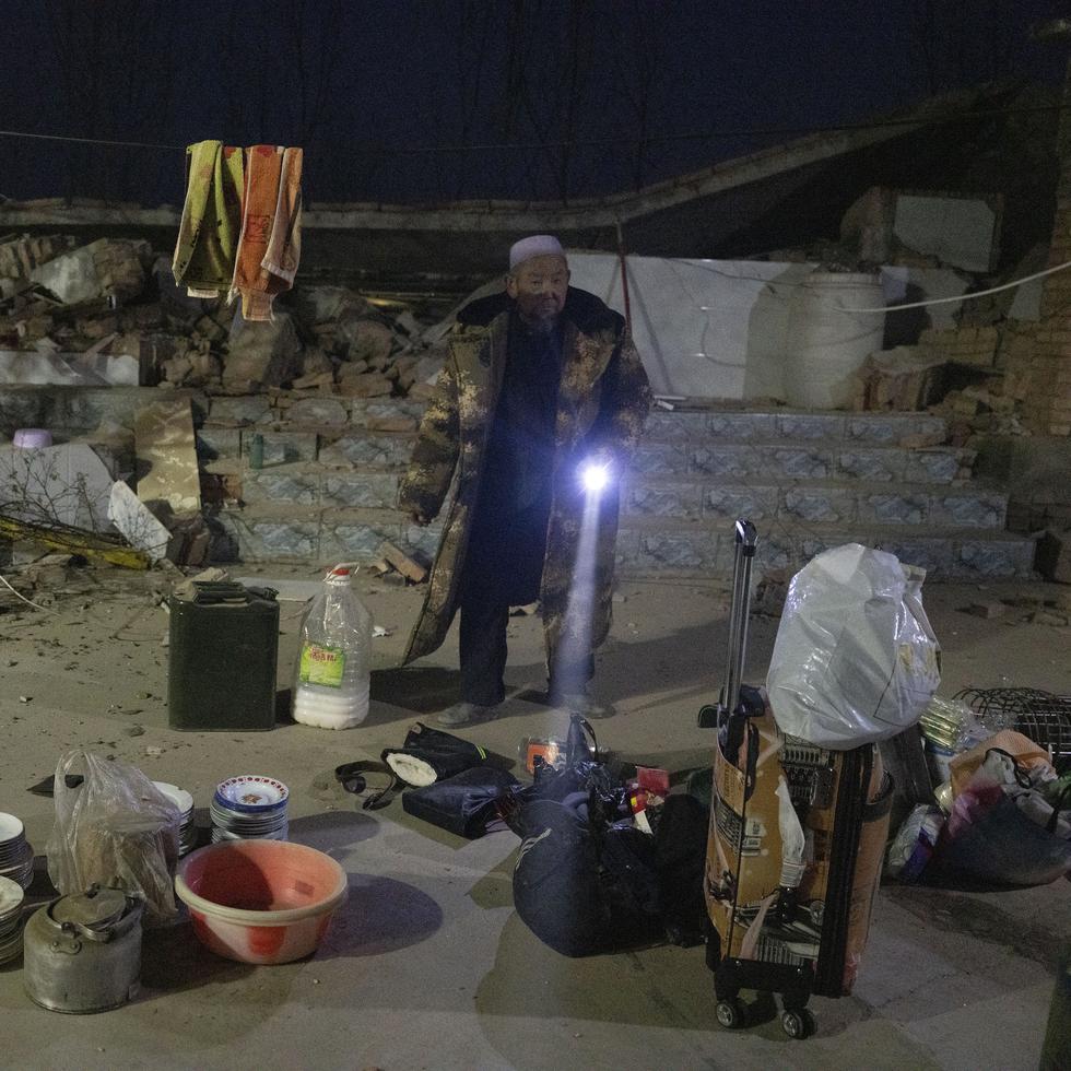 Ma Chengyun observa los artículos que lograron recuperar de su hogar, que fue destruido durante el terremoto del lunes.