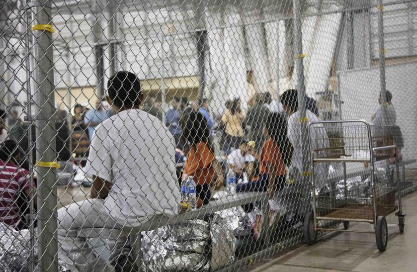 Varios detenidos en unas jaulas creadas por el gobierno. (U.S. Customs and Border Protection's Rio Grande Valley / AP)