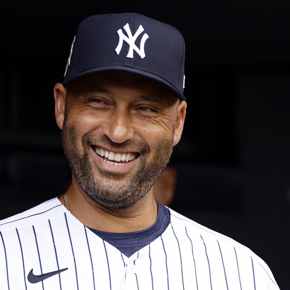 Derek Jeter sonríe de vuelta en el Yankee Stadium.
