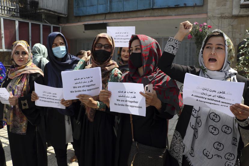 Las mujeres se reúnen para exigir sus derechos bajo el gobierno de los talibanes durante una protesta en Kabul, Afganistán.