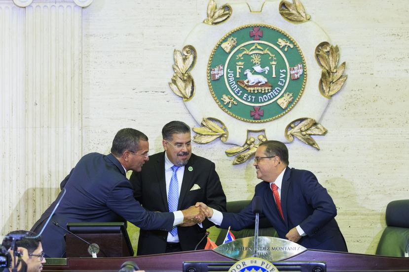 En la foto, el gobernador Pedro Pierluisi y el presidente del Senado, José Luis Dalmau, se saludan previo al mensaje de situación del Estado.