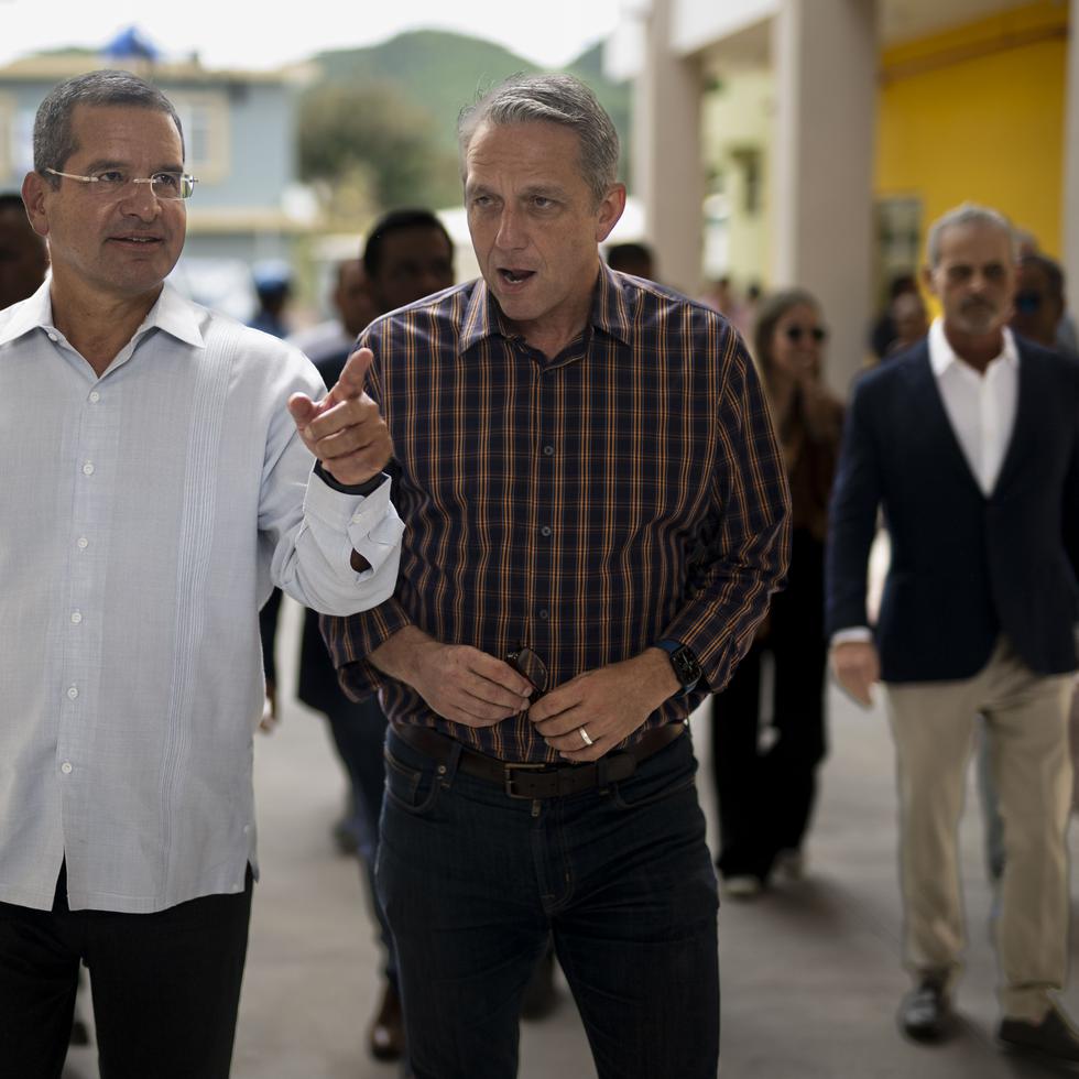El gobernador Pedro Pierluisi y el alcalde de Coamo, Juan Carlos García Padilla.