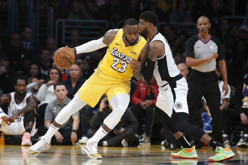 LeBron James y Paul Pierce durante un encuentro de los Lakers y los Clippers. (AP)