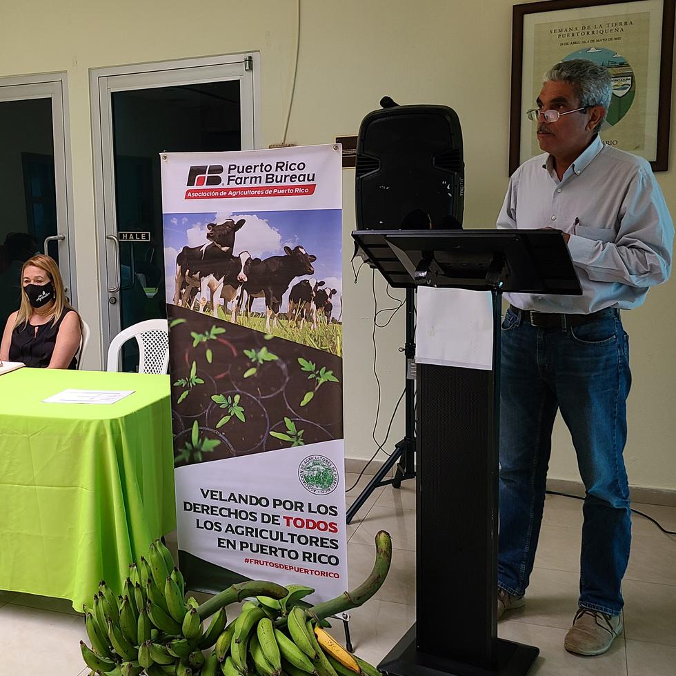 A la derecha, Héctor Cordero, presidente de la Asociación de Agricultores de Puerto Rico, quien alertó sobre los graves efectos que tendrá sobre el agro local los recortes presupuestarios recomendados por la Junta de Supervisión Fiscal.