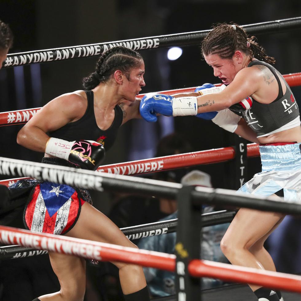 La boxeadora boricua Amanda Serrano -a la izquierda- derrotó por nocaut en el noveno asalto a la argentina Daniela Bermúdez para confirmar su reinado en las 126 libras.