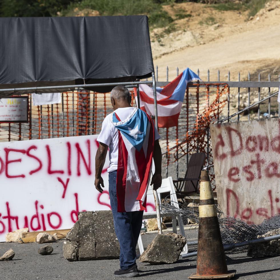 Los manifestantes fueron detenidos mientras protestaban contra la construcción ilegal de una estructura sobre la Cueva Las Golondrinas en Aguadilla.
