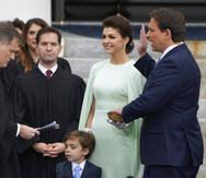 El gobernador de Florida, Ron DeSantis (derecha) presta juramento por el presidente de la Corte Suprema de Florida, Carlos Muniz (izquierda) para su segundo mandato. Lo acompañan su esposa, Casey DeSantis, y su hijo, Mason.