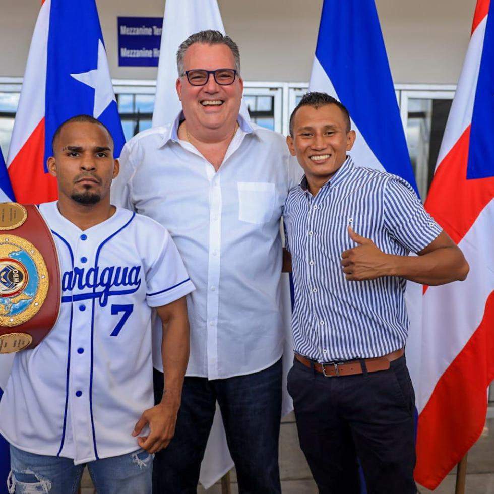 Jonathan "Bomba" González (izquierda) y Leyman Benavides (derecha) posan con el promotor Félix "Tutico" Zabala. Benavides ya no será parte de la cartelera del 27 de octubre.