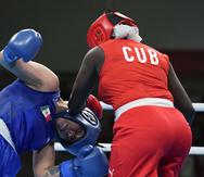 La mexicana Citlalli Ortiz, izquierda, pelea contra la cubana Yakelin Estornell durante un combate de la ronda preliminar de boxeo femenino de 75 kg.