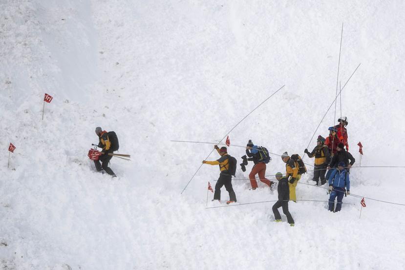 Los socorristas aún buscan a posibles heridos bajo la nieve. (AP)