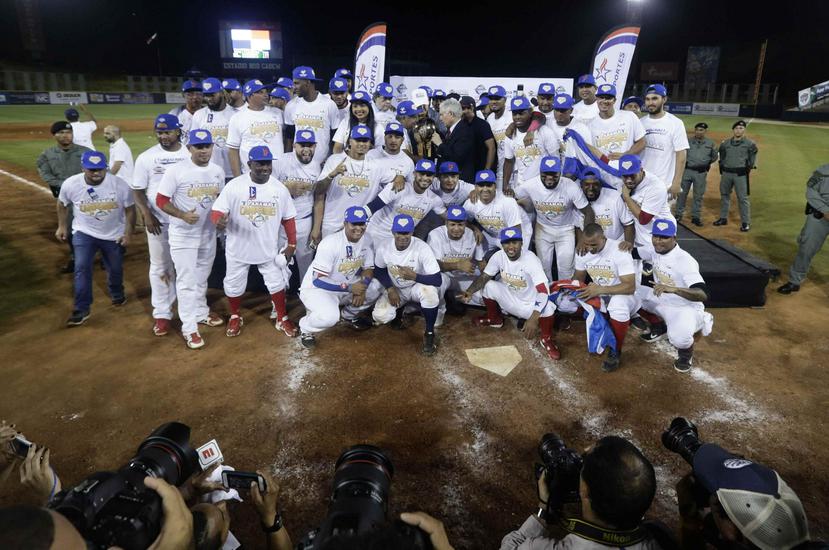 Los jugadores de Panamá reciben el trofeo de campeonato en la ceremonia del domingo. (AP)