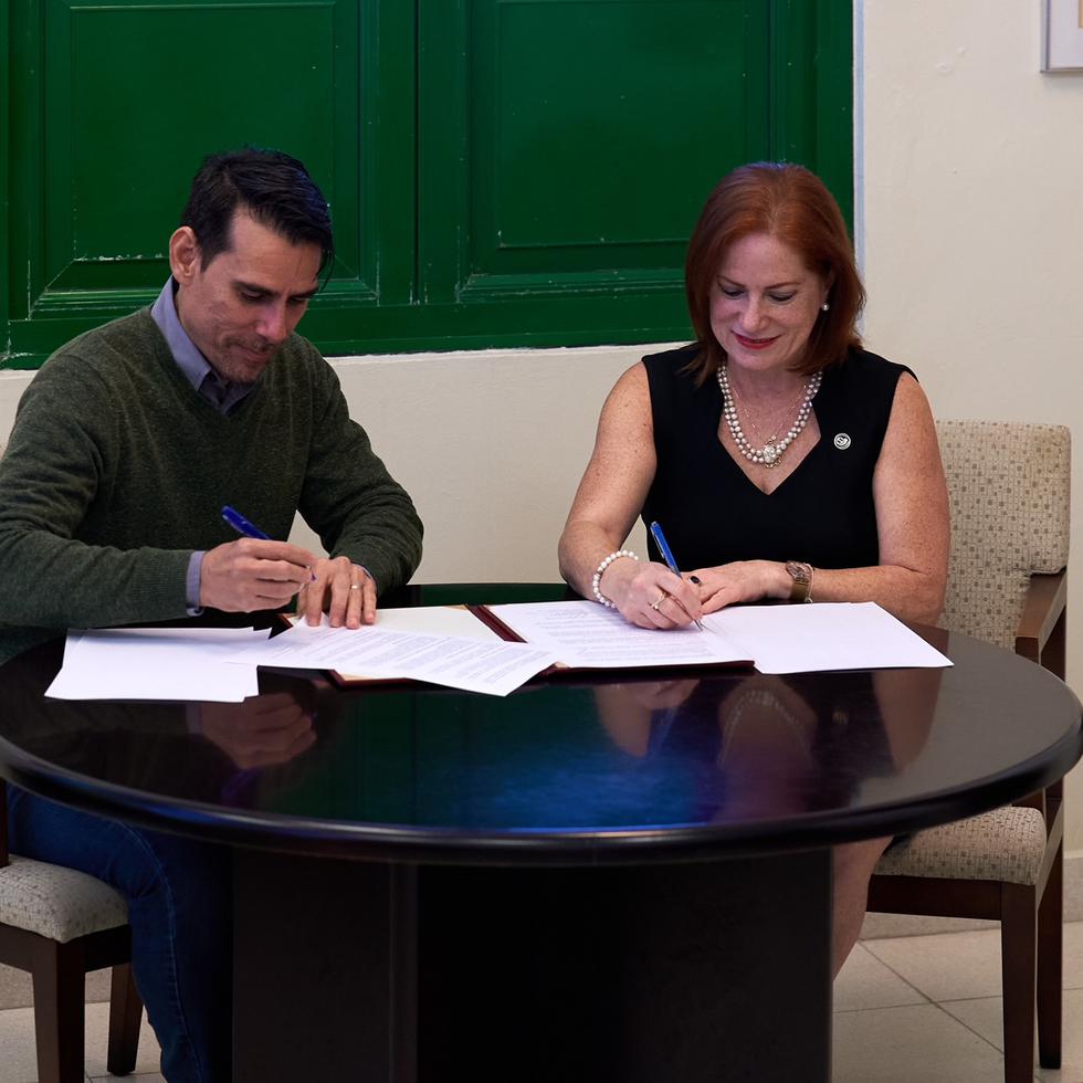 La firma del acuerdo fue realizada por la directora ejecutiva de la CAM, Melissa Santana, y el rector del CMPR, Manuel Calzada.