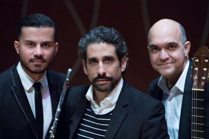 El flautista Jonathan Figueroa, el actor y declamador Ernesto Concepción y el guitarrista Alberto Rodríguez Ortiz han armado esta propuesta artística. (SUministrada)