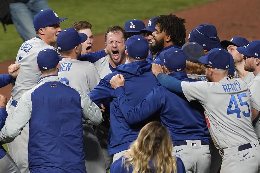 Max Scherzer y los Dodgers celebran la victoria contra los Giants para avanzar a la Serie de Campeonato de la Liga Nacional.