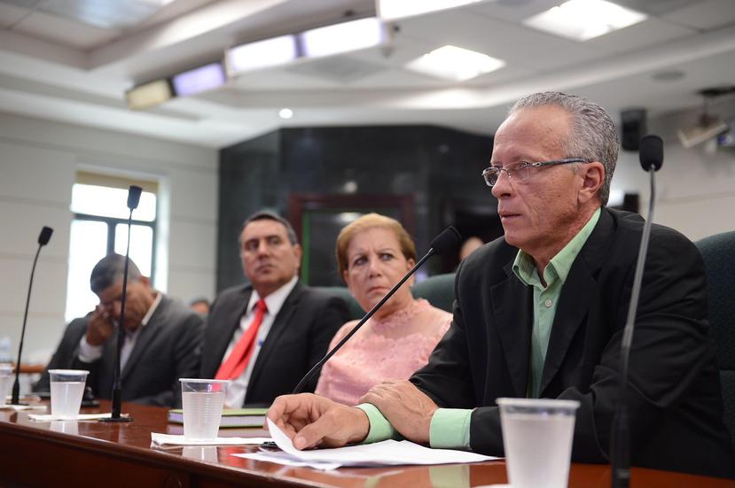 El presidente de la Asociación de Alcaldes, Rolando Ortiz (der.), lideró los trabajos durante la reunión del gremio. (Suministrada)