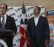 El gobernador Pedro Pierluisi (derecha) observa al presidente de la UPR Luis A. Ferrao, durante una conferencia de prensa.